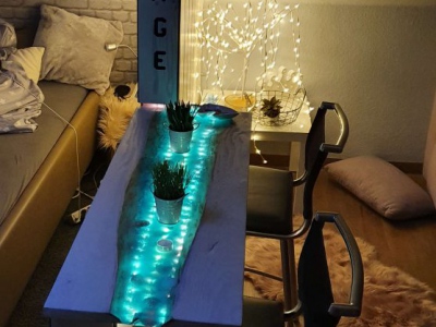 Tisch aus Epoxidharz und mit LED Beleuchtung